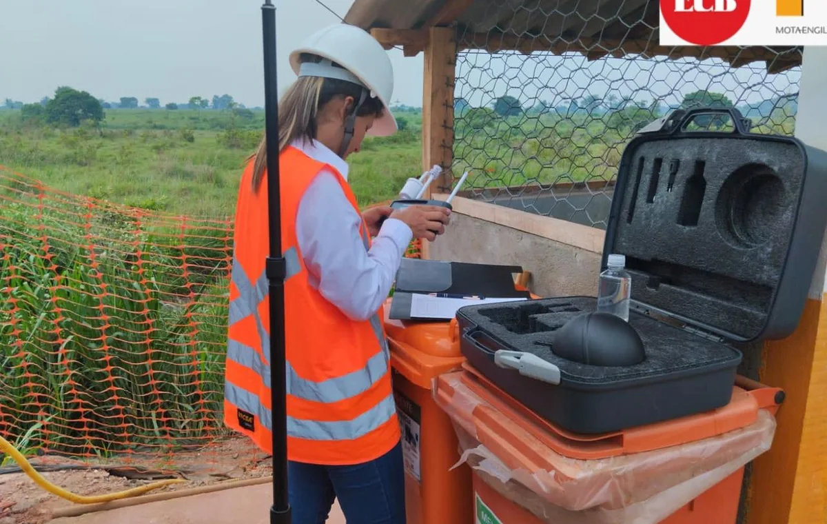 Profissional de segurança do trabalho operando equipamento de avaliação na ECB